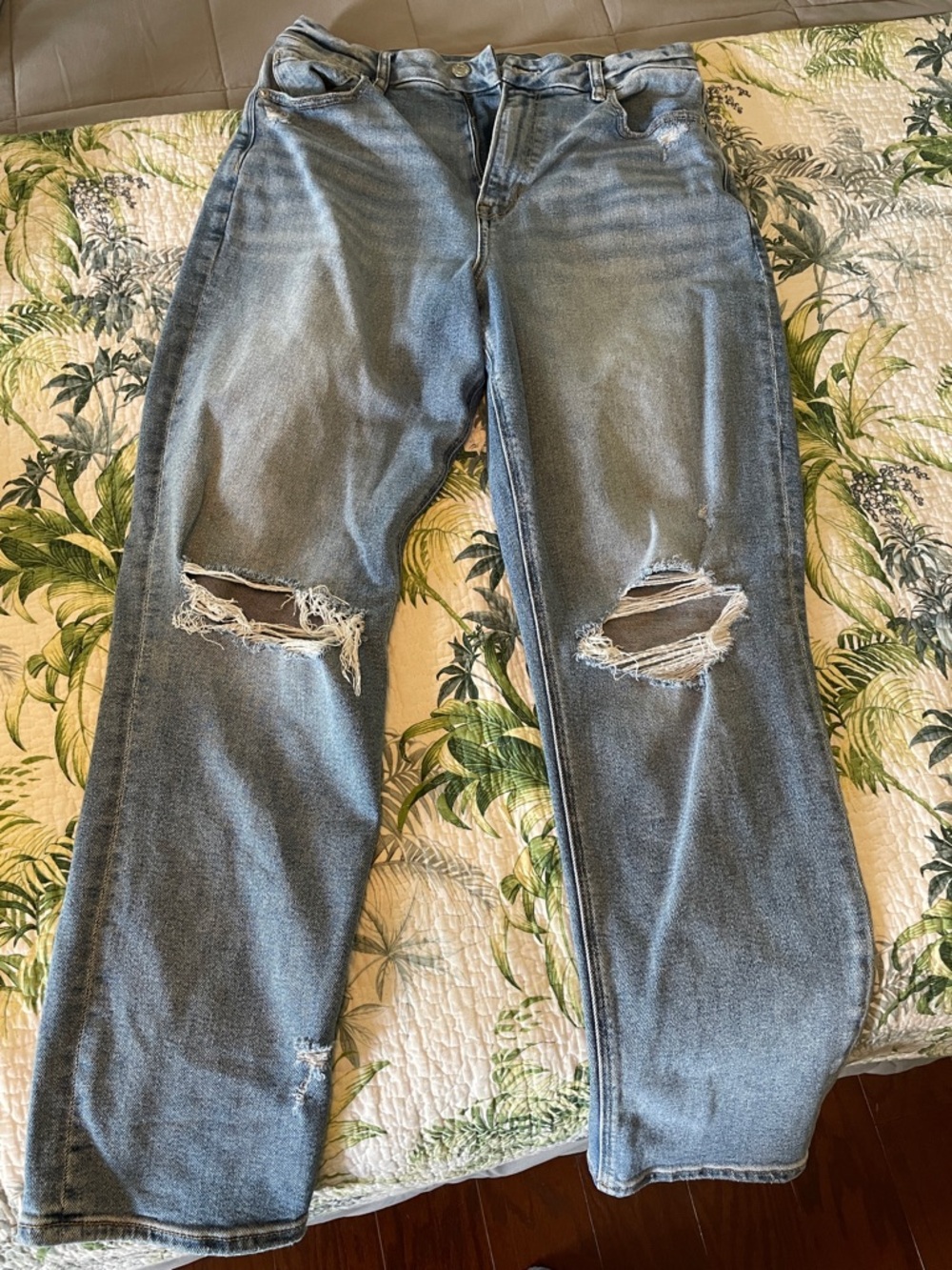 American Eagle Outfitters Light Wash Distressed Boyfriend Jeans